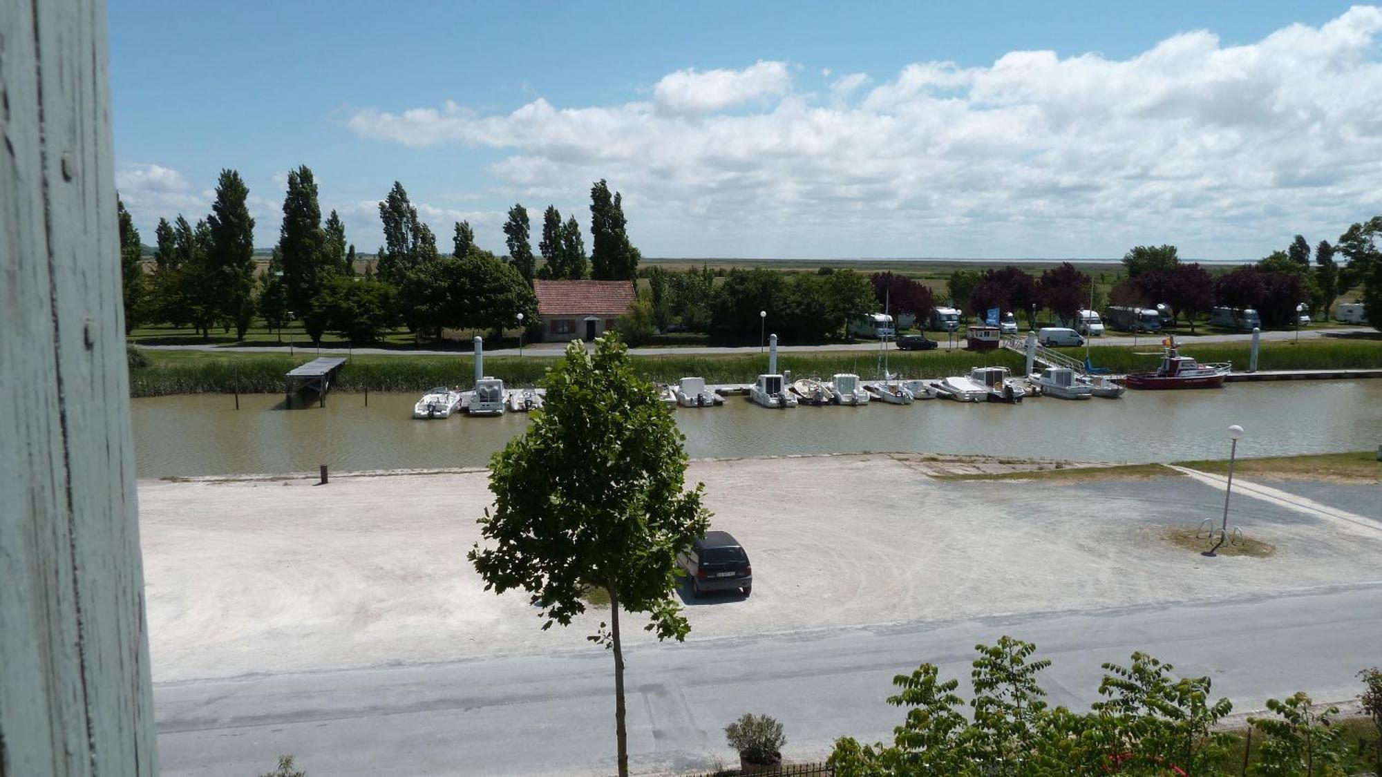 Le Domaine Du Meunier Hotel Mortagne-sur-Gironde Стая снимка