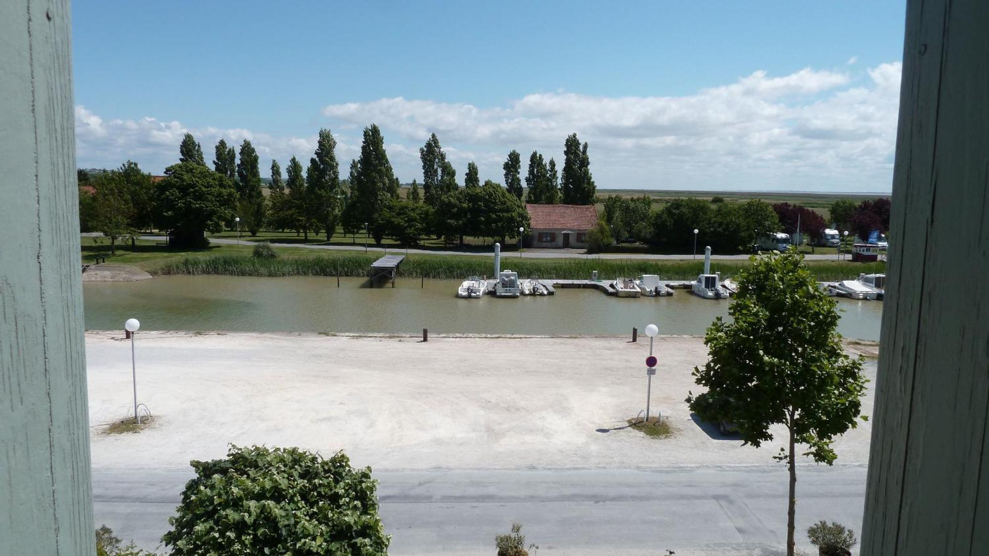 Le Domaine Du Meunier Hotel Mortagne-sur-Gironde Стая снимка