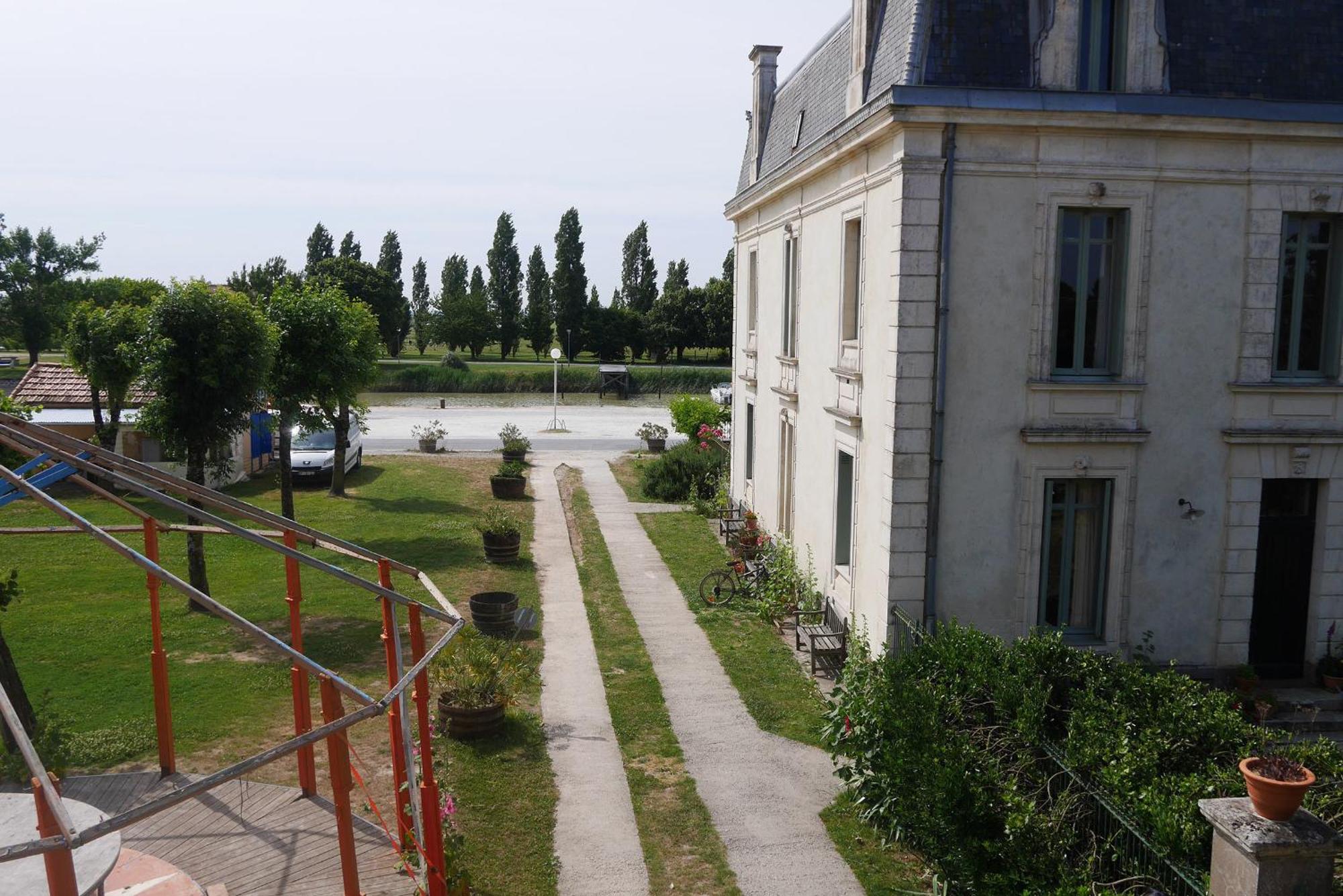 Le Domaine Du Meunier Hotel Mortagne-sur-Gironde Стая снимка